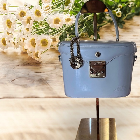 👜 VERSACE BEAUTIFUL VANITY BAG 👜💯 authenticb -  PRICE FIRM ✌️ - Picture 1 of 13